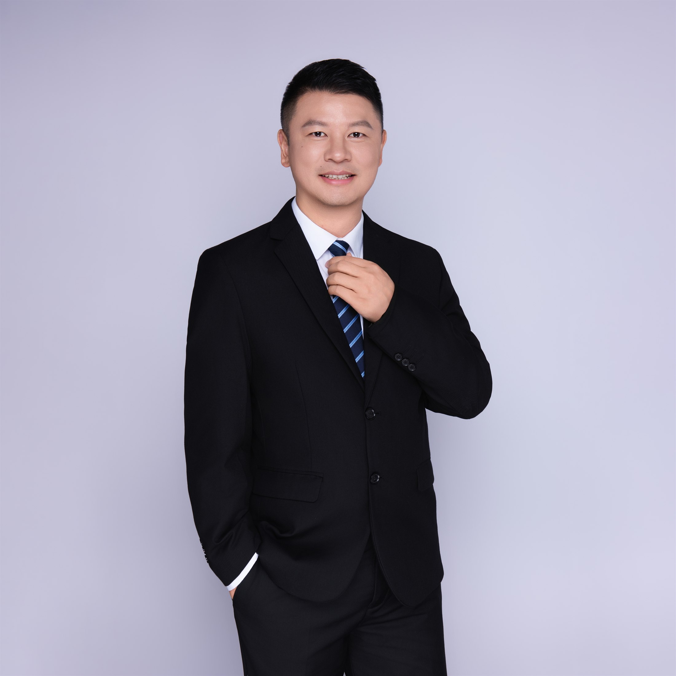 田蒋为负责人全身照